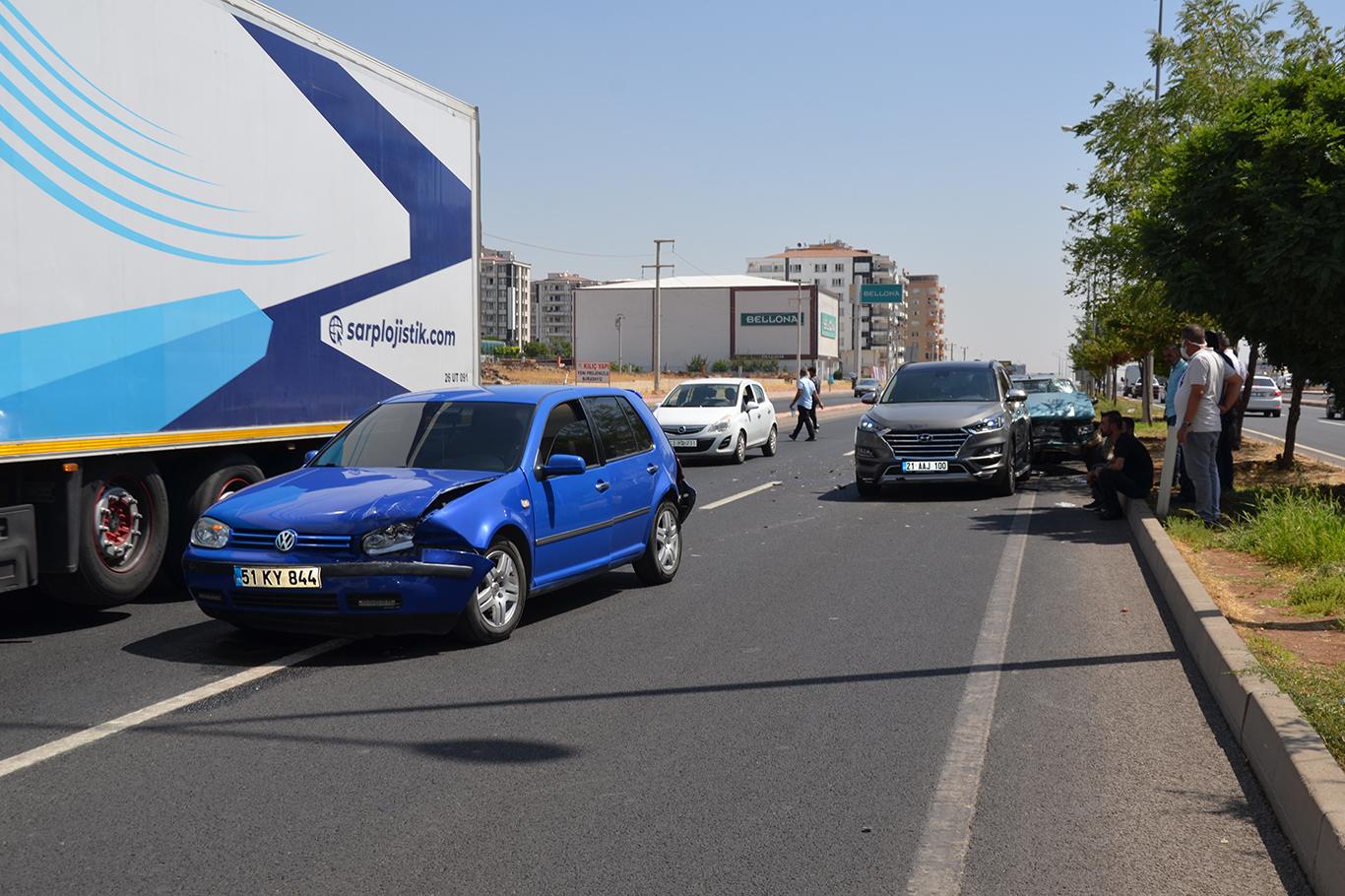 Diyarbakır’da karşıya geçmeye çalışan yaya, zincirleme kazaya sebep oldu